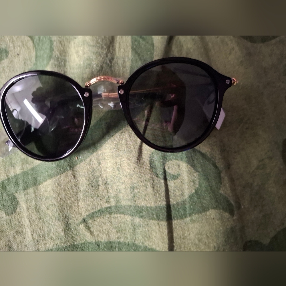 Stylish Black Round Sunglasses